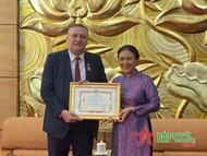Ambassador of Hungary to Vietnam receives insignia